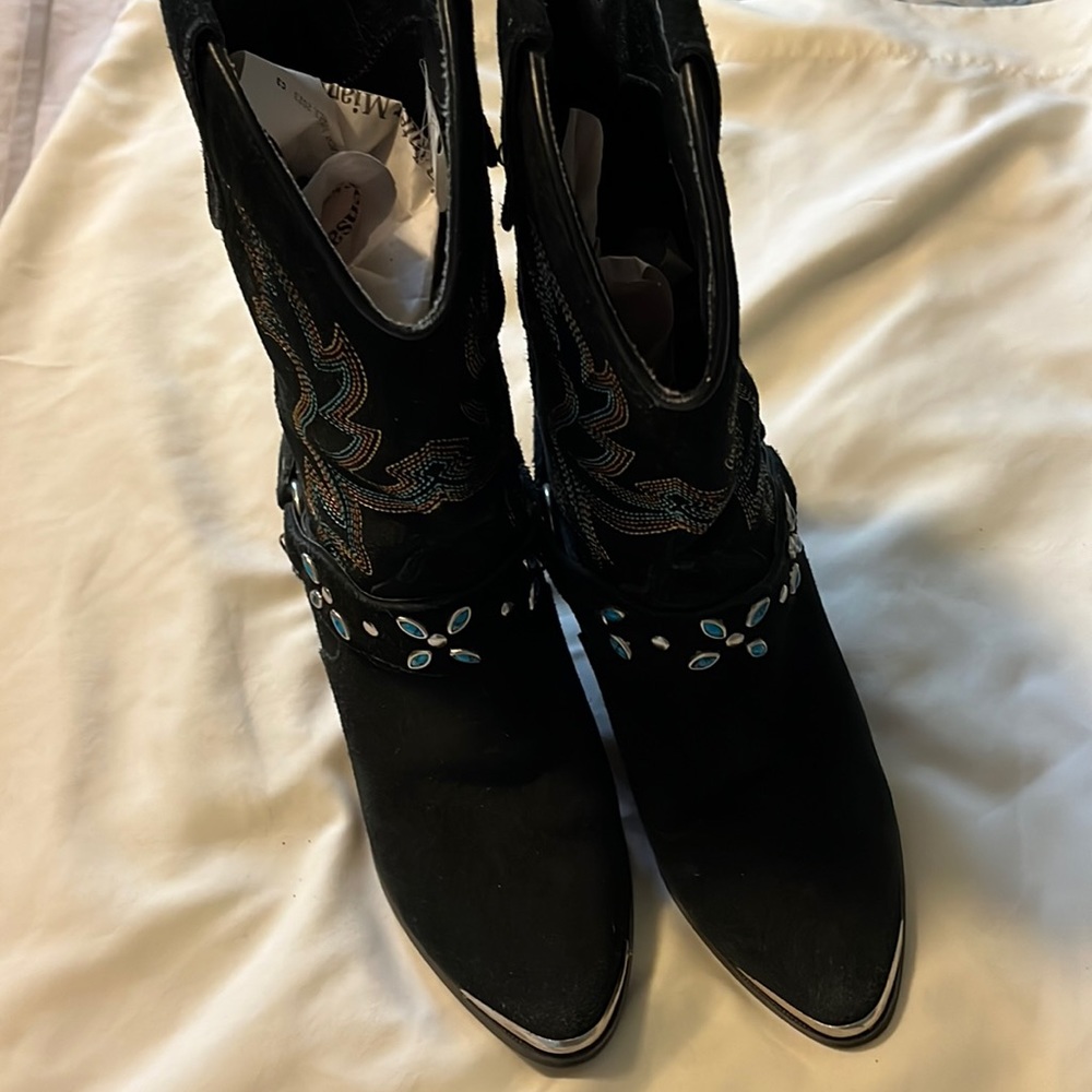 Dingo cowgirl boots.